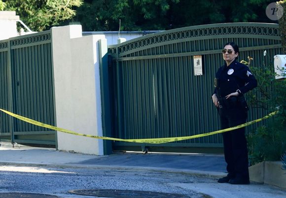Des officiers de la police de Los Angeles ferment la rue près de la maison de Rihanna alors que la police enquête sur des informations selon lesquelles la propriété aurait été la cible d'un tir de fusil AR-15, alors que la chanteuse ne se trouvait pas dans la résidence.

©BestImage
