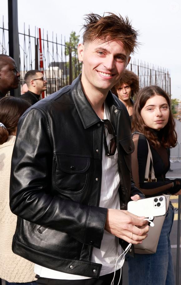 Avant d'en arriver là, il a été exercé différents métiers.

Raphaël Quenard - Arrivées au défilé de mode printemps-été 2024 "Courrèges" au Parc des Expositions lors de la fashion week de Paris. Le 27 septembre 2023
© Christophe Aubert via Bestimage
