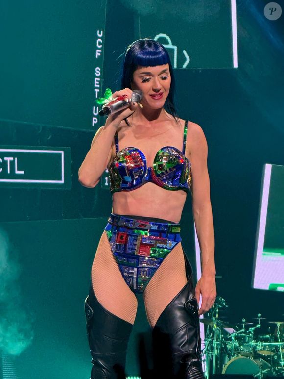 Katy Perry lors de sa tournée 2025.

Photo : Backgrid USA / Bestimage