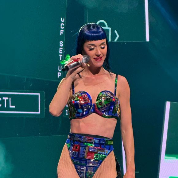 Katy Perry lors de sa tournée 2025.

Photo : Backgrid USA / Bestimage