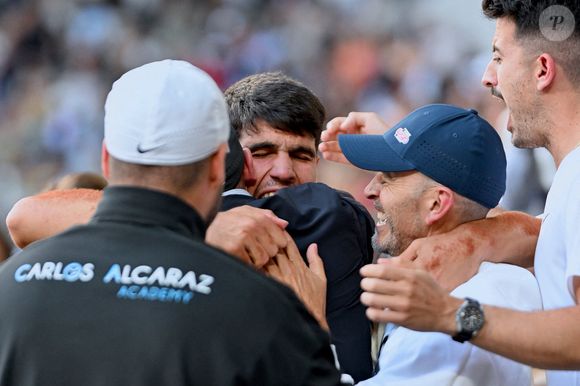 Carlos Alcaraz tient le trophée de la Coupe des Mousquetaires après sa victoire sur l'Italien Jannik Sinner dans le match de la finale du simple masculin lors de la quinzième journée des Internationaux de France 2025 à Roland Garros le 8 juin 2025 à Paris, France. Photo par Franck Castel/ABACAPRESS.COM