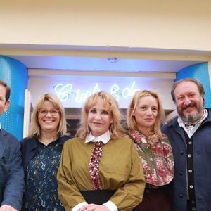 Mais la comédienne de 46 ans vient également de concrétiser un projet bien éloigné des plateaux de tournage.
Milan Mauger, Léa Fazer, Fanny Cottençon, Charlie Bruneau (Les aventurières), Florent Meyer - Première édition du festival "Lumières des Alpilles, festival du patrimoine télévisuel" à Fontvieille le 9 octobre 2025. © Franz Chavaroche / Bestimage