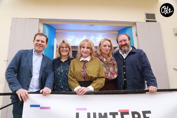 Mais la comédienne de 46 ans vient également de concrétiser un projet bien éloigné des plateaux de tournage.

Milan Mauger, Léa Fazer, Fanny Cottençon, Charlie Bruneau (Les aventurières), Florent Meyer - Première édition du festival "Lumières des Alpilles, festival du patrimoine télévisuel" à Fontvieille le 9 octobre 2025. © Franz Chavaroche / Bestimage