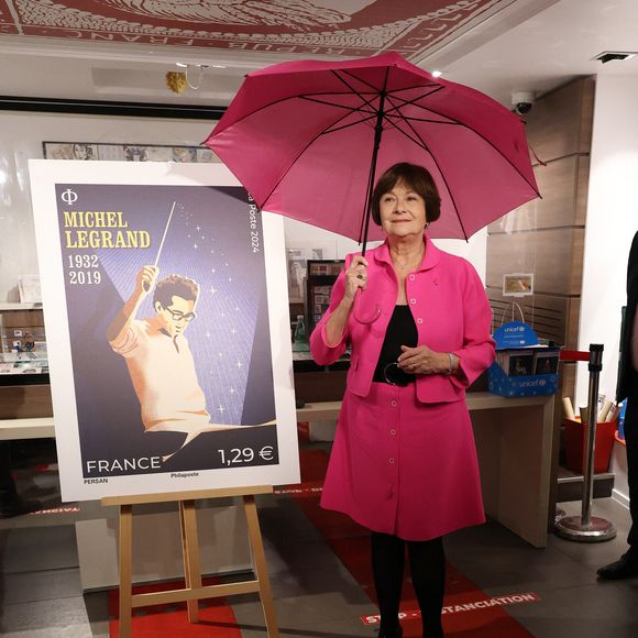 Exclusif - Macha Méril lors du dévoilement du timbre Michel Legrand réalisé par l'artiste Mathieu Persan (Vente anticipée le 23/02, vente général le 24/02
Tirage : 705 000)   à la librairie "Le Carré d'Encre" à Paris le 12 décembre 2023.
© Denis Guignebourg : Bestimage