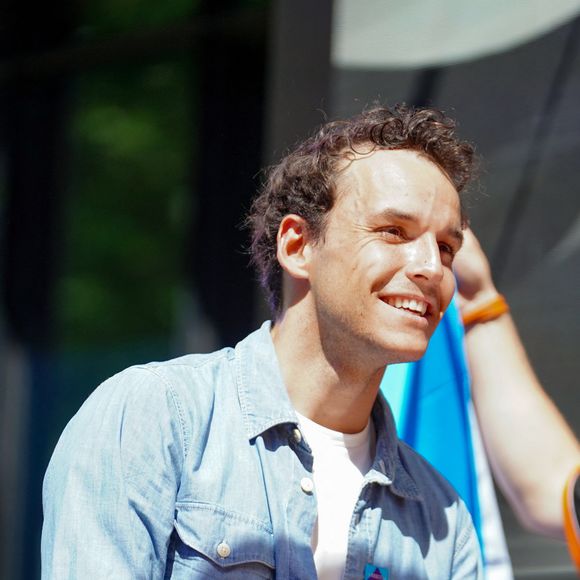 La série sera diffusée du lundi au vendredi, une première fois à 5h55 et une seconde fois à 13h45, puis chaque samedi à 21h. L'histoire sera centrée autour d'habitants, jeunes et plus vieux et valides et en situation de handicap, qui se rencontrent dans leurs habitats collectifs.

Théo Curin lors du dévoilement de la voiture "McLaren Racing x Sanofi pour la course pour vaincre la méningite" des 24h du Mans, à Paris, France, le 29 avril 2025. © Anne-Sophie Guebey/Bestimage