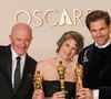 et l'autre pour la meilleure chanson originale
Jacques Audiard, Camille et Clément Ducal lors de la cérémonie des Oscars le 2 mars 2025 à Los Angeles
©Abaca