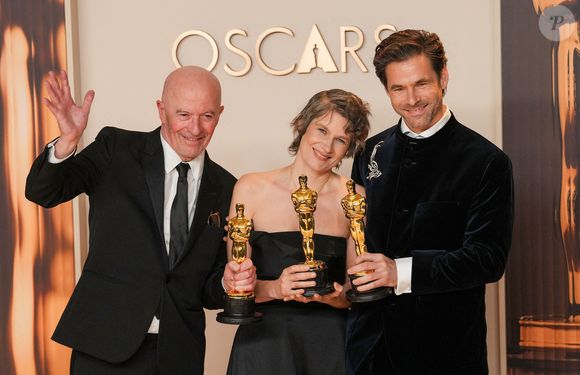 et l'autre pour la meilleure chanson originale

Jacques Audiard, Camille et Clément Ducal lors de la cérémonie des Oscars le 2 mars 2025 à Los Angeles
©Abaca