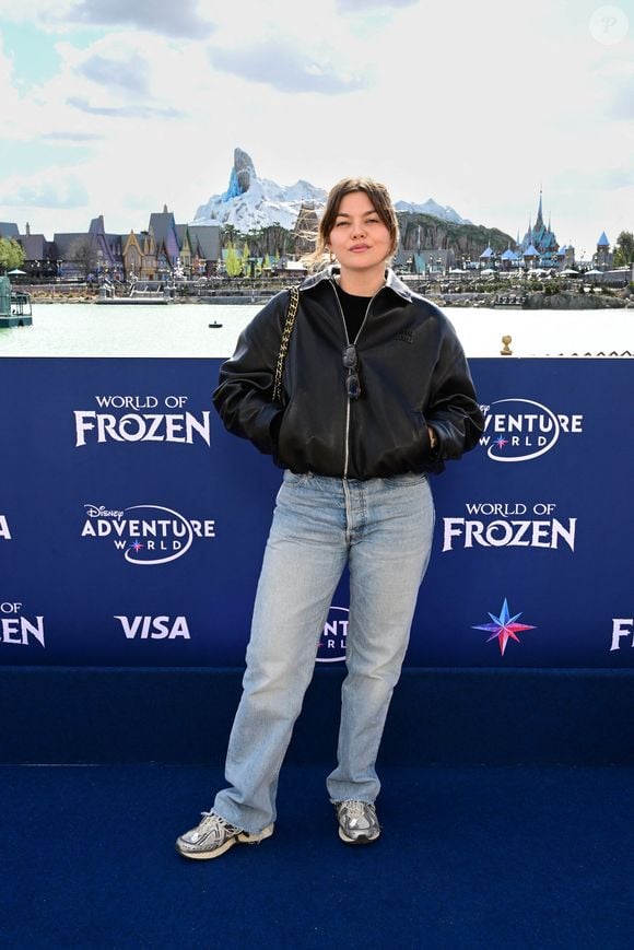 La chanteuse affirme avoir toujours ressenti “un fond de tristesse” depuis l’enfance.

Louane Emera - Inauguration du village de la Reine des Neiges sur le site de Disneyland Paris à Marne-la-Vallée le 28 mars 2026. © Disneyland Paris via Bestimage