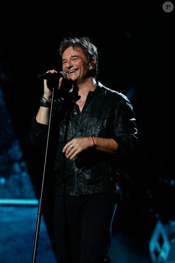 Exclusif - David Hallyday chante "Sang pour sang" en duo virtuel avec son père Johnny en utilisant l'IA - Enregistrement de l'émission "Les disques d'or de l'année" au Dôme de Paris, présentée par E.Gossuin et diffusée le 24 décembre à 21h10 sur M6 © Christophe Clovis / Bestimage