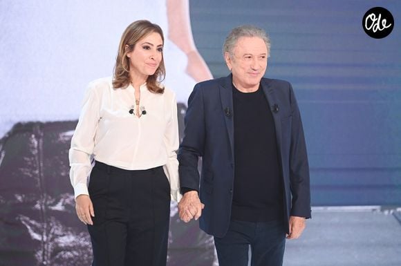 Léa Salamé et Michel Drucker lors de l'enregistrement de l'émission Vivement dimanche au studio Rive gauche, présentée par M.Drucker, diffusée sur France 3 le 21 juin 2026, à Paris, France, le 20 mai 2026. © Guillaume Gaffiot/Bestimage