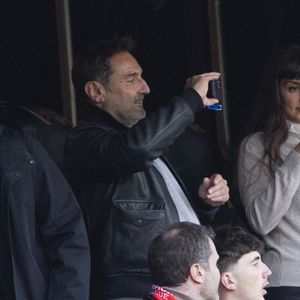 Gilles Lellouche - Célébrités dans les tribunes lors du match retour de la Ligue Des Champions 2024-2025 (LDC) "PSG - Arsenal" (2-1) au Parc des Princes à Paris le 7 mai 2025. © Cyril Moreau/Bestimage