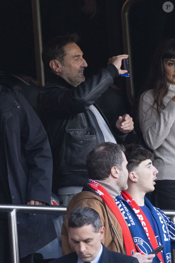Gilles Lellouche - Célébrités dans les tribunes lors du match retour de la Ligue Des Champions 2024-2025 (LDC) "PSG - Arsenal" (2-1) au Parc des Princes à Paris le 7 mai 2025. © Cyril Moreau/Bestimage