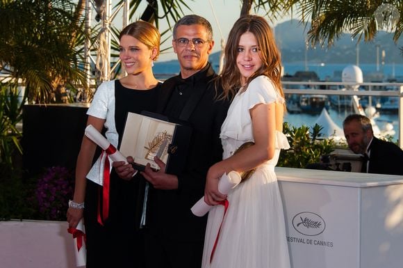 Depuis qu'elle a explosé dans "La Vie d'Adèle", la comédienne a su rester simple grâce notamment à ses proches.

L'actrice Léa Seydoux, le réalisateur Abdellatif Kechiche et l'actrice Adèle Exarchopoulos posent après que " La Vie D'adele " a reçu la Palme d'or lors du photocall des lauréats qui s'est tenu au Palais des Festivals dans le cadre du 66e festival de Cannes, à Cannes, dans le sud de la France, le 26 mai 2013. Photo par Nicolas Genin/ABACAPRESS.COM