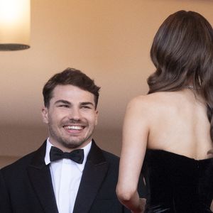 Alors qu'Antoine Dupont et Iris Mittenaere se sont retrouvés au Grand Prix de Monaco, c'est d'abord à Cannes qu'ils ont passé quelques jours.

Antoine Dupont et sa compagne Iris Mittenaere - Antoine Dupont et sa compagne Iris Mittenaere se retrouvent sur les marches

© Jacovides / Moreau / Bestimage