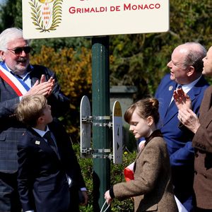Albert II n'a pas caché son émotion de voir ses bambins et son épouse sur les traces de leurs ancêtres. 
Hervé Van Praag, maire de Plévenon, Le prince Albert II de Monaco, La princesse Charlène de Monaco, Le prince Jacques de Monaco, marquis des Baux, La princesse Gabriella de Monaco, comtesse de Carladès lors d'une visite à Plévenon, Côtes-d'Armor le 9 avril 2025.

© Dominique Jacovides / Bestimage