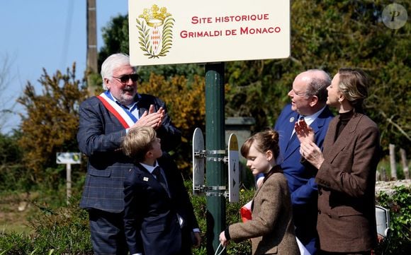Albert II n'a pas caché son émotion de voir ses bambins et son épouse sur les traces de leurs ancêtres. 
Hervé Van Praag, maire de Plévenon, Le prince Albert II de Monaco, La princesse Charlène de Monaco, Le prince Jacques de Monaco, marquis des Baux, La princesse Gabriella de Monaco, comtesse de Carladès lors d'une visite à Plévenon, Côtes-d'Armor le 9 avril 2025.

© Dominique Jacovides / Bestimage
