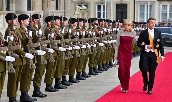 Le Président Emmanuel Macron et sa femme la Première Dame Brigitte Macron aux arrivées du dîner de gala des célébrations du changement de trône au Palais grand-ducal du Luxembourg, le 3 octobre 2025. © Christian Liewig/Bestimage