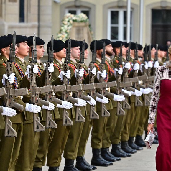 Le Président Emmanuel Macron et sa femme la Première Dame Brigitte Macron aux arrivées du dîner de gala des célébrations du changement de trône au Palais grand-ducal du Luxembourg, le 3 octobre 2025. © Christian Liewig/Bestimage