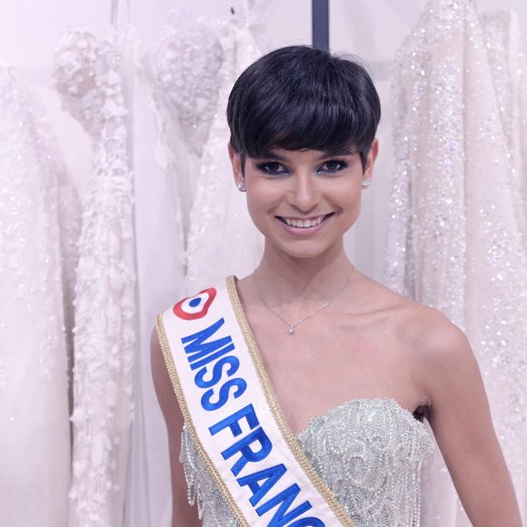 Exclusif - Eve Gilles (Miss France 2024) - Défilé de mode "Sima Couture" à Enghien le 5 novembre 2024. © Rachid Bellak/Bestimage