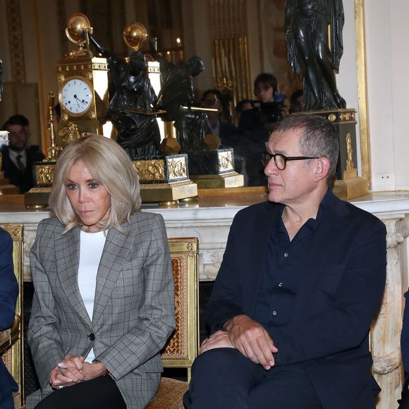 Dominique Besnehard, Brigitte Macron, Dany Boon et Line Renaud - Line Renaud fait don de ses archives aux Archives Nationales au Ministère de la Culture, Paris le 12 Mai 2025. L’ex-meneuse de revue qui fêtera ses 97 ans le 2 juillet prochain a remis à la ministre de la Culture R. Dati, la lettre par laquelle elle fait don de ses archives (correspondances, papiers et documents personnels et professionnels) à l’État. Un moment fort en émotions qu’elle a partagé avec ses «enfants de cœur». © Bertrand Rindoff / Bestimage
