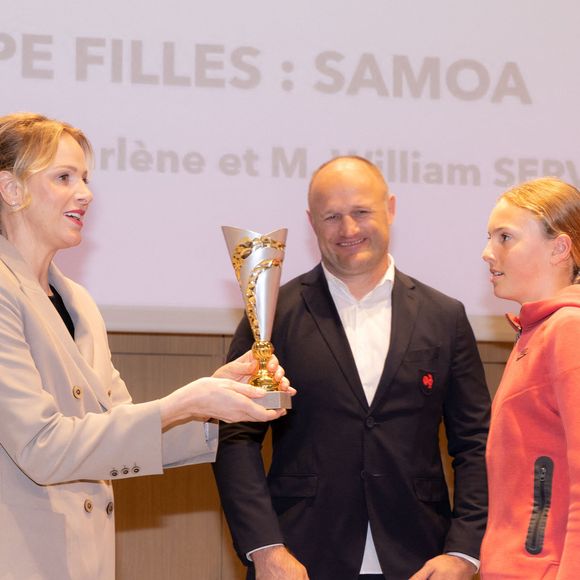 La princesse Charlène de Monaco avec William Servat, l'entraîneur du XV de France - La princesse C.de Monaco, en compagnie de son frère G.Wittstock, participe à la remise des prix de la "Journée du respect" au collège Charles III à Monaco, le 29 avril 2025. © Olivier Huitel / Pool Monaco / Bestimage