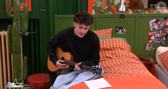 A 24 ans, et originaire de Lille, le jeune homme a été plongé dans la musique dès l'enfance.

Léo, candidat de la Star Academy