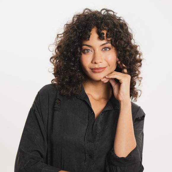 C'est à la page 18 que Vaimalama Chaves fait savoir qu'elle a été victime d'inceste. 

Vaimalama Chaves sort son livre O VAI (éditions First)
© elema agency