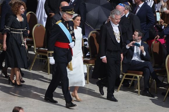 contrairement aux autres invités pour lesquels le noir était de rigueur.

Rome, Italie, Italie : Rome, rite d'intronisation du pape Léon XIV (Pape Léon XIV) - cérémonie d'installation et début du pontificat, Sur la photo : Le roi Felipe VI et la reine Letizia d'Espagne, © Zuma Press / Bestimage