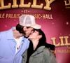 ... allant même jusqu’à embrasser sa chérie, immortalisant ainsi leur amour.

Exclusif - Lenny (Star academy 2025) et sa compagne Cassandra à la première du spectacle "Lilly et le Palais du Music-Hall" au théâtre de la Tour Eiffel à Paris, France, le 29 novembre 2025. © Cédric Perrin/Bestimage