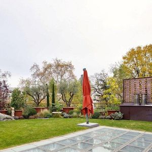 Cette vente marque la fin d’un chapitre pour le comédien, qui possédait cette adresse emblématique au cœur de Paris depuis les années 1990.

Info - Gérard Depardieu a vendu son hôtel particulier à Paris. Initialement affiché autour de 50 millions d'euros, il a finalement été cédé pour 22,6 millions d'euros à un acquéreur britannique - BI - No Credit - L'hôtel particulier de Gerard Depardieu en plein cœur de Saint-Germain-des-Pres est en vente le 12 Decembre 2012. "Propriete de 1800 m² habitables comprenant l'hotel de Chambon construit au XIXe siècle, inscrit aux Monuments historiques, agrementee d'un jardin et de terrasses. De l'autre cote du jardin, un second batiment de type loft, eclaire par un puits de lumière, superbe pièce d'architecture et de design [...] Ascenseur, balcon, piscine, cuisine equipee ", indique l'annonce. Sans preciser le montant demande... Selon nos informations, Depardieu aurait pris la decision de s'en separer voilà tout juste trois mois. Quant au prix, il se situerait aux environs de 50 M€ ! C'est en 2003 que l'acteur a acquis l'hôtel de Chambon, construit en 1820 pour le baron du meme nom. Il avait alors déposé un permis de construire afin de le renover et d'y installer les bureaux de sa société DD Productions. Il projetait aussi d'y emmenager des appartements pour recevoir ses amis.