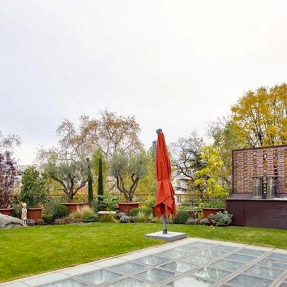 Cette vente marque la fin d’un chapitre pour le comédien, qui possédait cette adresse emblématique au cœur de Paris depuis les années 1990.

Info - Gérard Depardieu a vendu son hôtel particulier à Paris. Initialement affiché autour de 50 millions d'euros, il a finalement été cédé pour 22,6 millions d'euros à un acquéreur britannique - BI - No Credit - L'hôtel particulier de Gerard Depardieu en plein cœur de Saint-Germain-des-Pres est en vente le 12 Decembre 2012. "Propriete de 1800 m² habitables comprenant l'hotel de Chambon construit au XIXe siècle, inscrit aux Monuments historiques, agrementee d'un jardin et de terrasses. De l'autre cote du jardin, un second batiment de type loft, eclaire par un puits de lumière, superbe pièce d'architecture et de design [...] Ascenseur, balcon, piscine, cuisine equipee ", indique l'annonce. Sans preciser le montant demande... Selon nos informations, Depardieu aurait pris la decision de s'en separer voilà tout juste trois mois. Quant au prix, il se situerait aux environs de 50 M€ ! C'est en 2003 que l'acteur a acquis l'hôtel de Chambon, construit en 1820 pour le baron du meme nom. Il avait alors déposé un permis de construire afin de le renover et d'y installer les bureaux de sa société DD Productions. Il projetait aussi d'y emmenager des appartements pour recevoir ses amis.