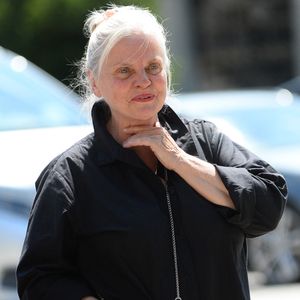 Isabelle Nanty, semble aller beaucoup mieux depuis son grave accident en VTC sur l'autoroute A10, à la sortie des obsèques de la chanteuse Guesch Patti au Crématorium du Père-Lachaise à Paris, France, le 3 juillet 2026. Isabelle Nanty a accompagné son amie la chanteuse Guesch Patti jusqu'à son dernier souffle. © Bestimage