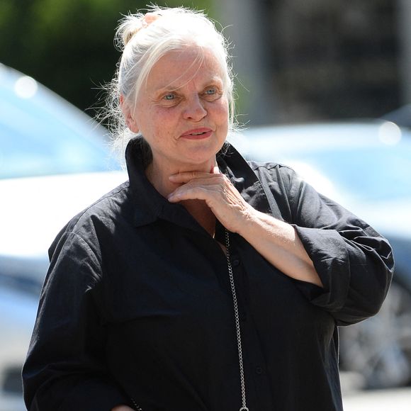 Isabelle Nanty, semble aller beaucoup mieux depuis son grave accident en VTC sur l'autoroute A10, à la sortie des obsèques de la chanteuse Guesch Patti au Crématorium du Père-Lachaise à Paris, France, le 3 juillet 2026. Isabelle Nanty a accompagné son amie la chanteuse Guesch Patti jusqu'à son dernier souffle. © Bestimage
