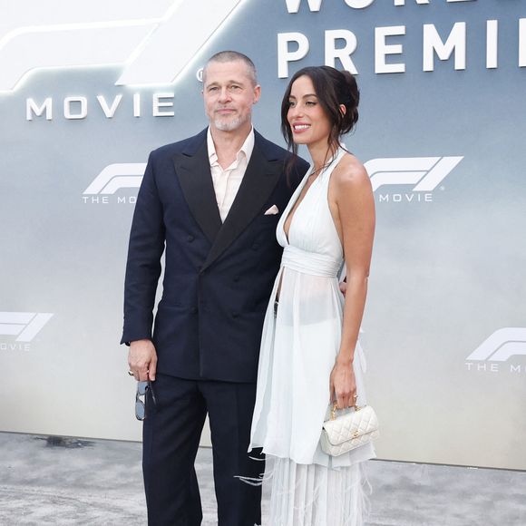 Brad Pitt et Ines de Ramon arrivent sur le tapis rouge de la première mondiale de "F1" d'Apple Original Films & Warner Bros. Pictures à Times Square le lundi 16 juin 2025 à New York City. Photo by John Angelillo/UPI/ABACAPRESS.COM