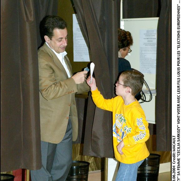 Nicolas Sarkozy avec son fils Louis à Neuilly-sur-Seine en 2004
©JEAN LOUIS MACAULT / BESTIMAGE