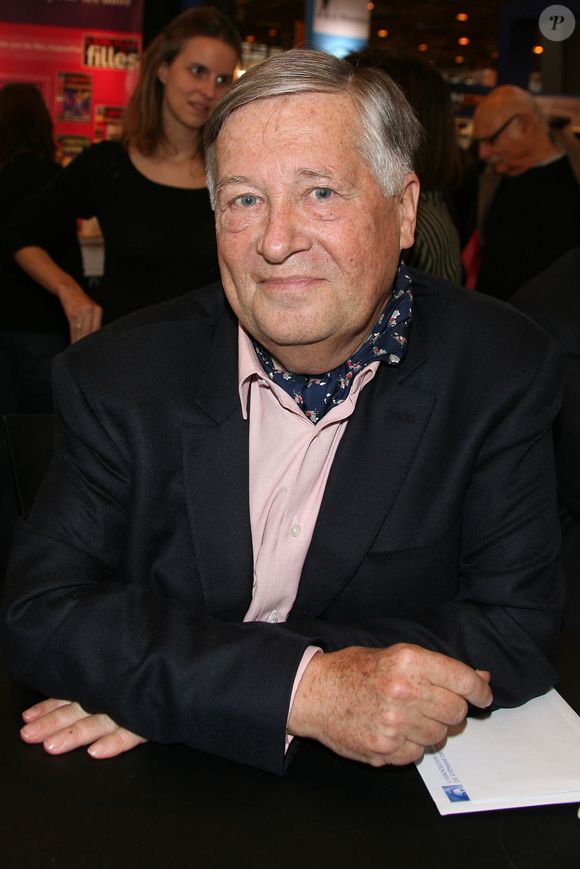 Alain Duhamel pose lors du Salon du livre de Paris « le salon du Livre » qui s'est tenu à la porte de Versailles à Paris, en France, le 14 mars 2009. Photo de Denis Guignebourg/ABACAPRESS.COM
