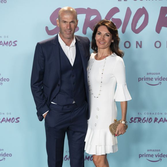 Pour lui, prendre soin de son corps est essentiel à son équilibre. "C’est très important pour mon bien-être. Si tu te sens mieux dans ton corps, ça suit mieux derrière."

Zinedine Zidane et sa femme Véronique à la première du documentaire "Le coeur de Sergio Ramos" à Madrid le 10 septembre 2019.

© AGENCE / BESTIMAGE