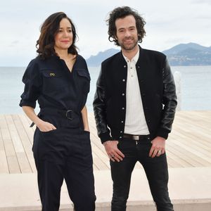 Passionné de musique, il a joué en 2019 dans la série "Vernon Subutex".
Cathy Verney et Romain Duris - Les acteurs de la série "Vernon Subutex" posent lors du festival Canneseries à Cannes le 6 avril 2019. © Bruno Bebert/Bestimage