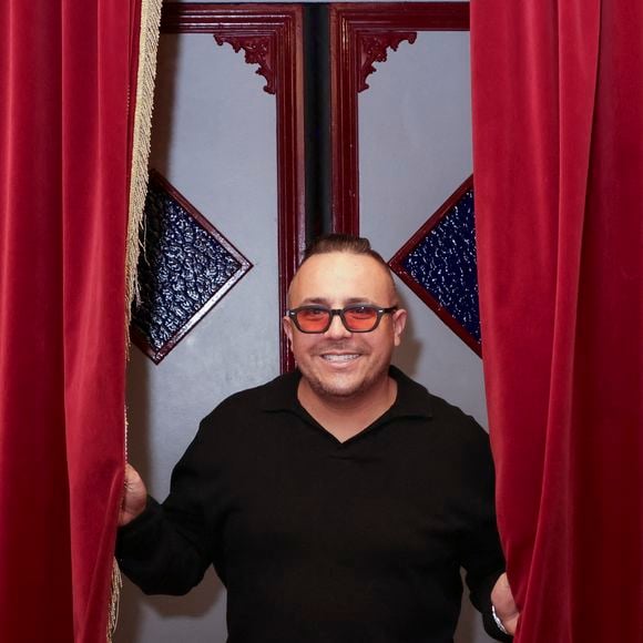 Il s'agit de Faudel qui a lâché l'information lors d'une interview accordée à nos confrères de "Public". 

Faudel, lors de la représentation pour Les Pièces Jaunes du Cirque Bouglione au Cirque d'Hiver organisée par le couturier Stéphane Rolland, Paris, France, le 10 janvier 2026. © Jack Tribeca / Bestimage