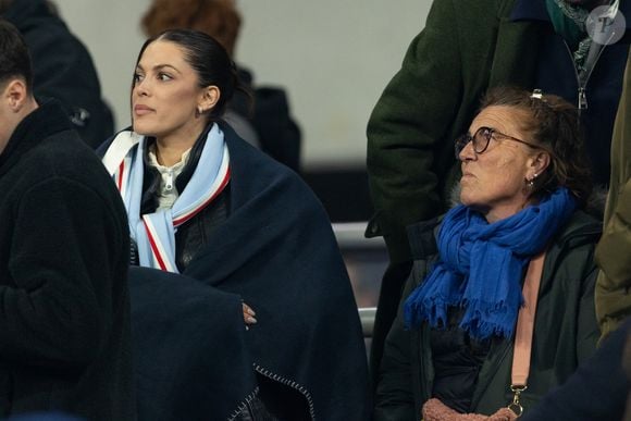 Exclusif - Iris Mittenaere, Marie-Pierre Galès, mère de A.Dupont lors du match de rugby du Tournoi des Six Nations France contre Angleterre au Stade de France à Saint-Denis le 14 mars 2026. © AGENCE / BESTIMAGE