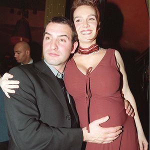 Au début de sa carrière, le comédien a été en couple avec Gaëlle Demars avec qui il a deux enfants, Simon, et Jules.

Jean Dujardin et Gaelle son amie - 200eme Un Gars Une Fille au Barrio Latino Paris. Le 22 mars 2001
OLIVIER BORDE / BESTIMAGE