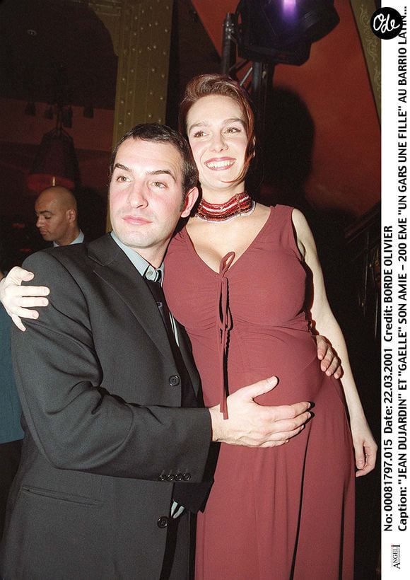Au début de sa carrière, le comédien a été en couple avec Gaëlle Demars avec qui il a deux enfants, Simon, et Jules.

Jean Dujardin et Gaelle son amie - 200eme Un Gars Une Fille au Barrio Latino Paris. Le 22 mars 2001
OLIVIER BORDE / BESTIMAGE