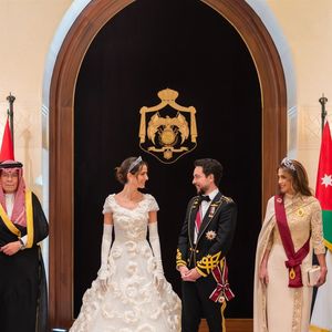 Les parents de la mariée, le prince Hussein de Jordanie, Rajwa al Saif, la reine Rania et le roi Abdallah II de Jordanie - Les familles royales au mariage du prince Hussein de Jordanie et de Rajwa al Saif, au palais Zahran à Amman (Jordanie), le 1er juin 2023. Backgrid USA / Bestimage