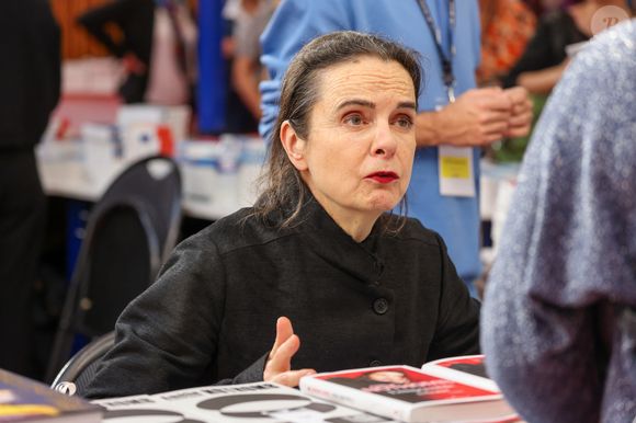 Elle a également croisé la romancière Amélie Nothomb

Amélie Nothomb, à la Halle Georges Brassens de Brive-la-Gaillarde, le 8 novembre 2024. Foire du Livre de Brive 2024. © Jean-Marc Lhomer / Bestimage