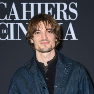 Niels Schneider assiste au Prix André Bazin Cahiers Du Cinéma à La Coupole à Paris, France, le 12 décembre 2024. Photo par Aurore Marechal/ABACAPRESS.COM