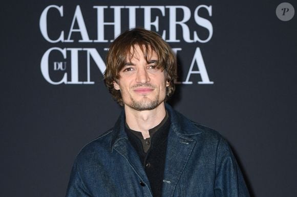 Niels Schneider assiste au Prix André Bazin Cahiers Du Cinéma à La Coupole à Paris, France, le 12 décembre 2024. Photo par Aurore Marechal/ABACAPRESS.COM