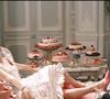Composés de 112 diamants, ces bijoux historiques ont largement dépassé leur estimation initiale grâce à l'intérêt de plusieurs collectionneurs. 

Kirsten Dunst sur le tournage de "Marie-Antoinette". Agence/BestImage