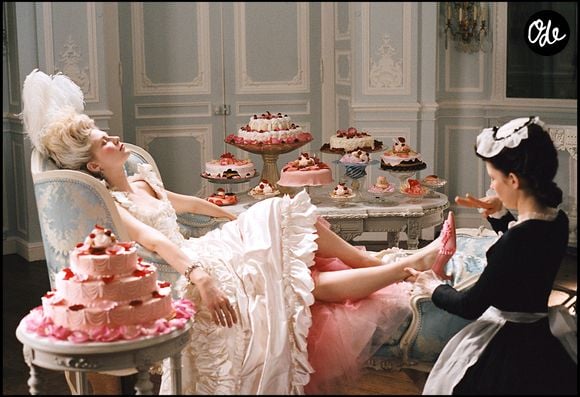 Composés de 112 diamants, ces bijoux historiques ont largement dépassé leur estimation initiale grâce à l'intérêt de plusieurs collectionneurs. 

Kirsten Dunst sur le tournage de "Marie-Antoinette". Agence/BestImage