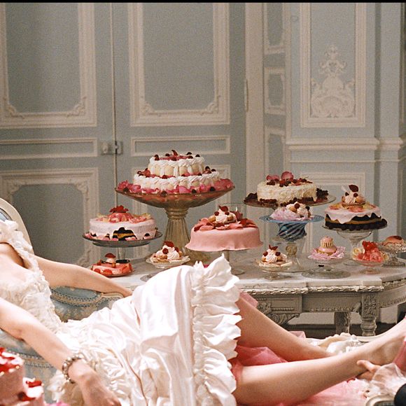 Composés de 112 diamants, ces bijoux historiques ont largement dépassé leur estimation initiale grâce à l'intérêt de plusieurs collectionneurs. 

Kirsten Dunst sur le tournage de "Marie-Antoinette". Agence/BestImage