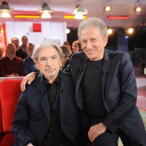 Exclusif - Serge Lama et Michel Drucker - Enregistrement de l'émission "Vivement dimanche" au studio Gabriel à Paris le 23 janvier 2024, diffusée le 11 février 2024 sur France 3. 
© Guillaume Gaffiot / Bestimage 

No web pour la Belgique et la Suisse